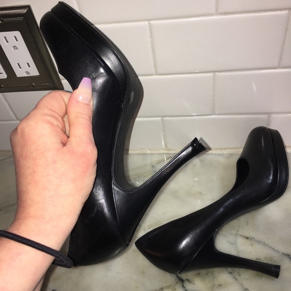 BCBGeneration Black Platform Heels 👠 - Picture 14 of 16